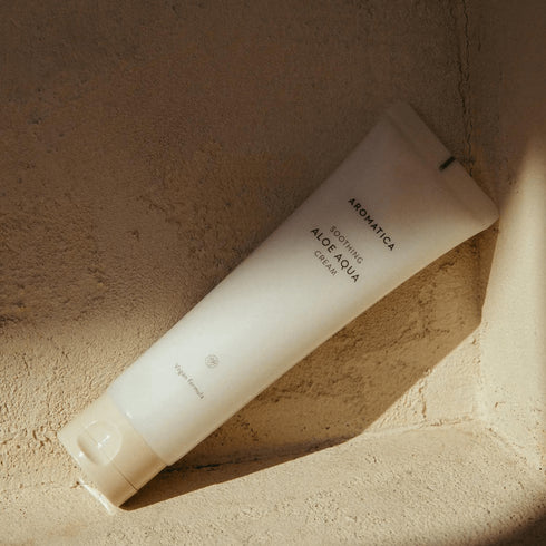 Aloe Aqua Cream de la Aromatica hidratează fără să încarce, lăsând pielea moale și echilibrată. Potrivită pentru rutina zilnică a tenului mixt, gras sau iritat.